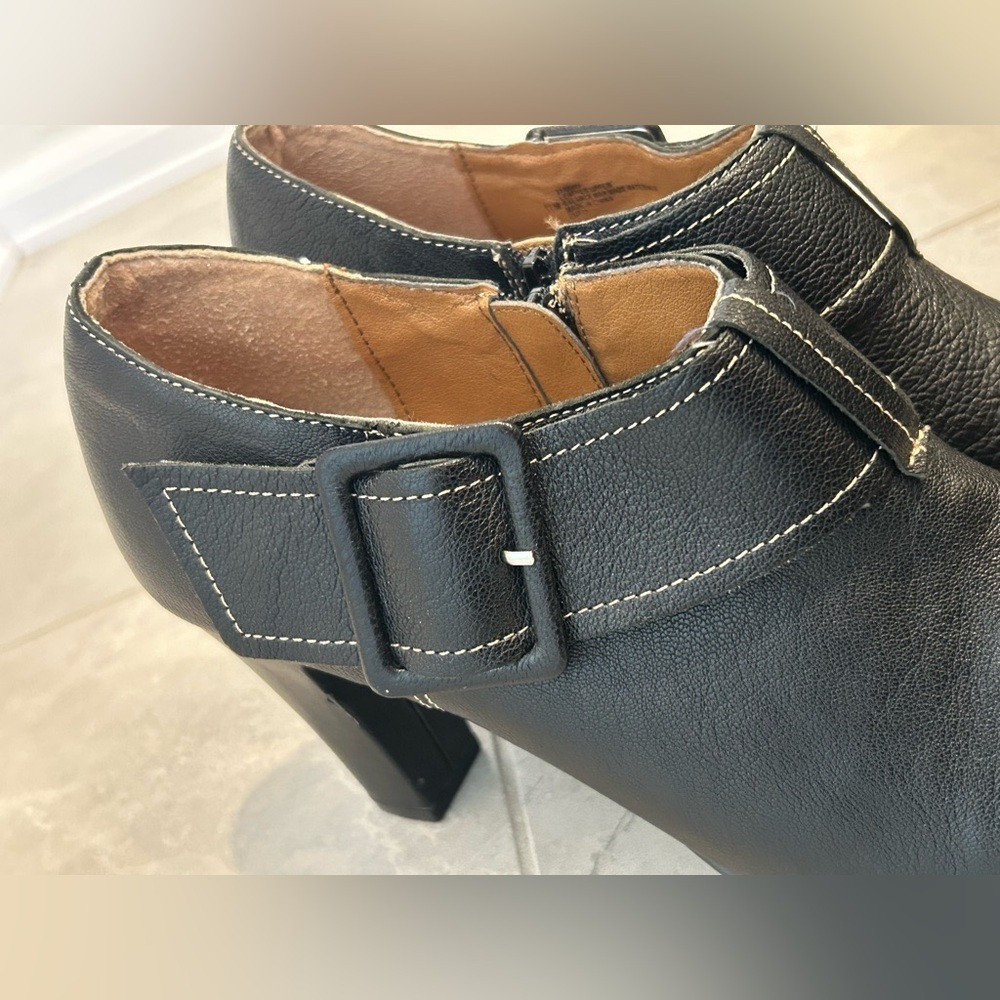 Söfft Women's Willa Black Leather
Heeled Side Zip Ankle Bootie - Picture 11 of 13